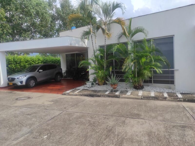 Casa en Exclusivo Condominio Altamurani!