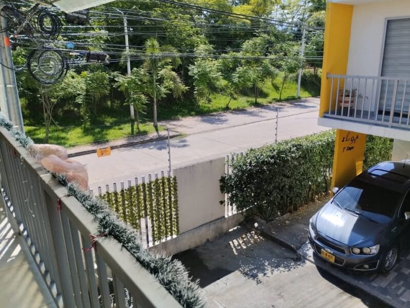 Casa de dos pisos en conjunto cerrado