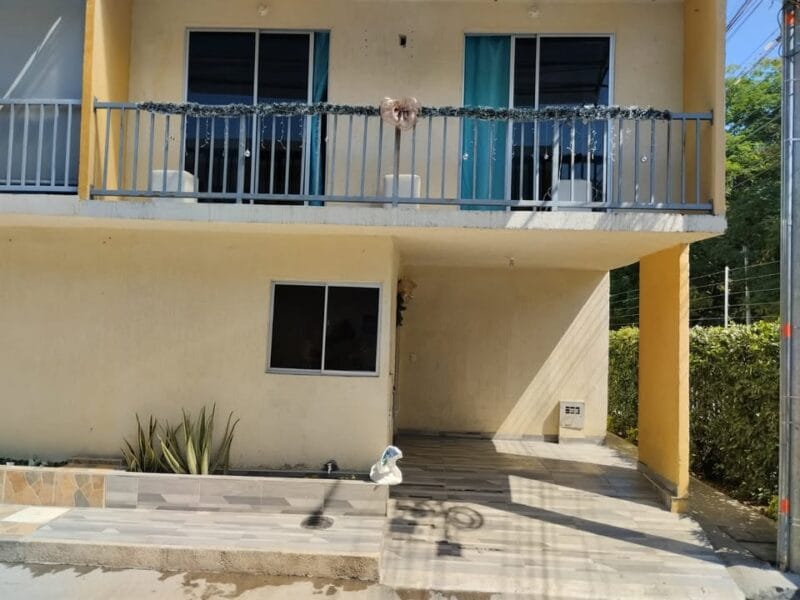 Casa de dos pisos en conjunto cerrado