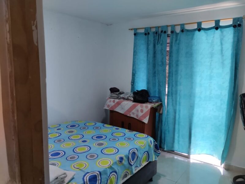 Casa de dos pisos en conjunto cerrado