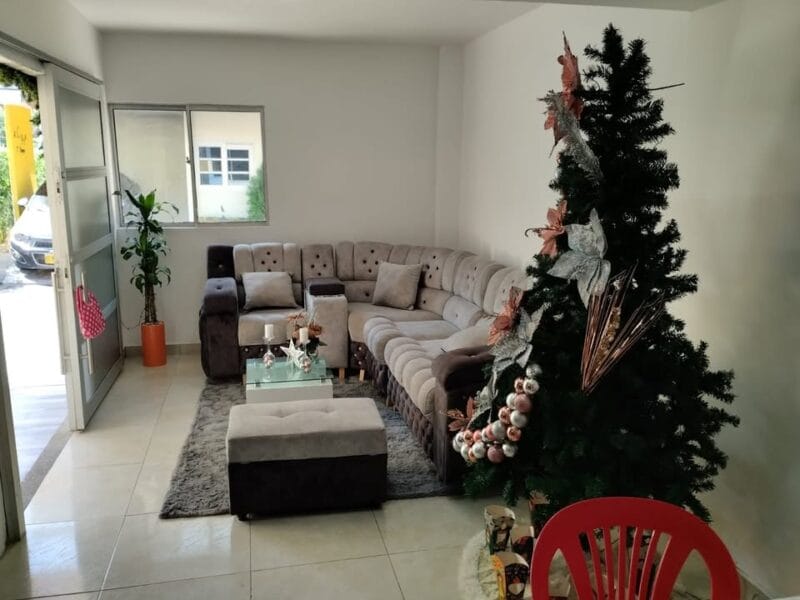 Casa de dos pisos en conjunto cerrado