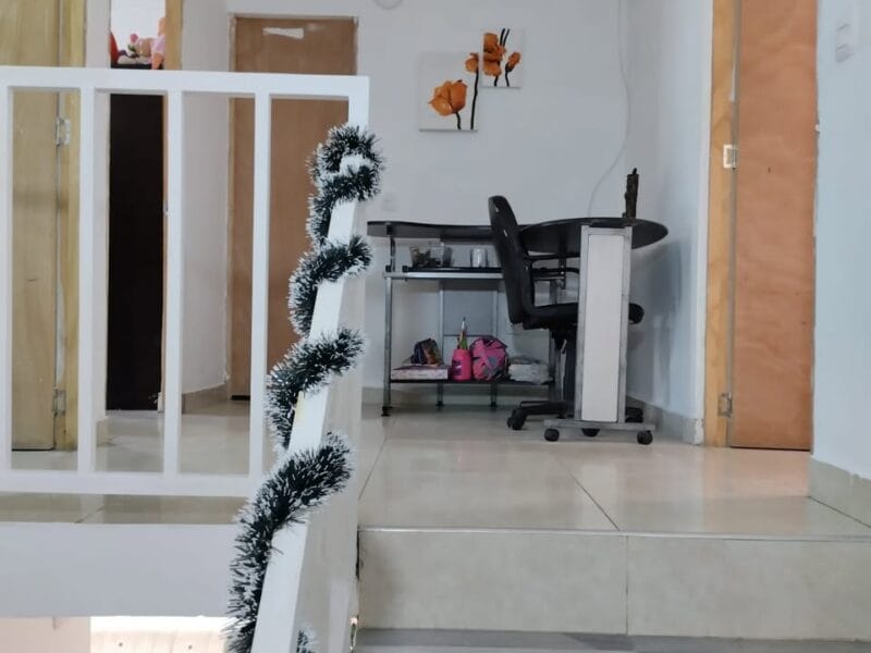 Casa de dos pisos en conjunto cerrado