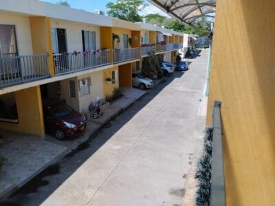 Casa de dos pisos en conjunto cerrado