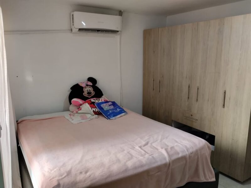 Casa de dos pisos en conjunto cerrado