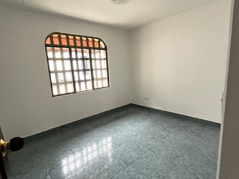Casa Amplia y Remodelada de Dos Pisos
