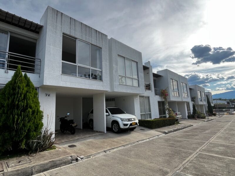 Casa de 3 Niveles Condominio Aposentos