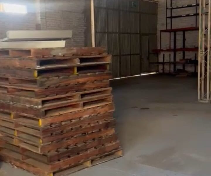 Bodega con 2 Oficina
