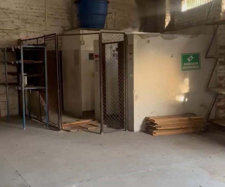 Bodega con 2 Oficina