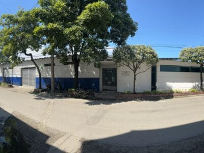 Bodega con 2 Oficina
